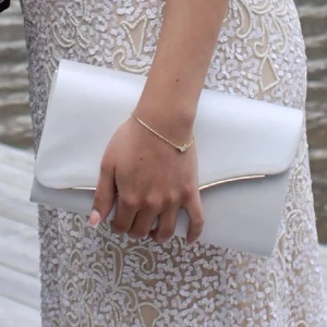 Vit kuvertväska med gulddetalj - Säljer denna kuvertväska som endast är använd en gång ♥️ i nyskick