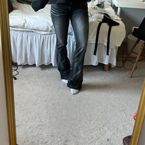 Weekday bootybei jeans Lågmidjade bootcut  - Aldrig använda, endast lappen avtagen! As snygga men kommer inte till användning. Stl 28-32💕