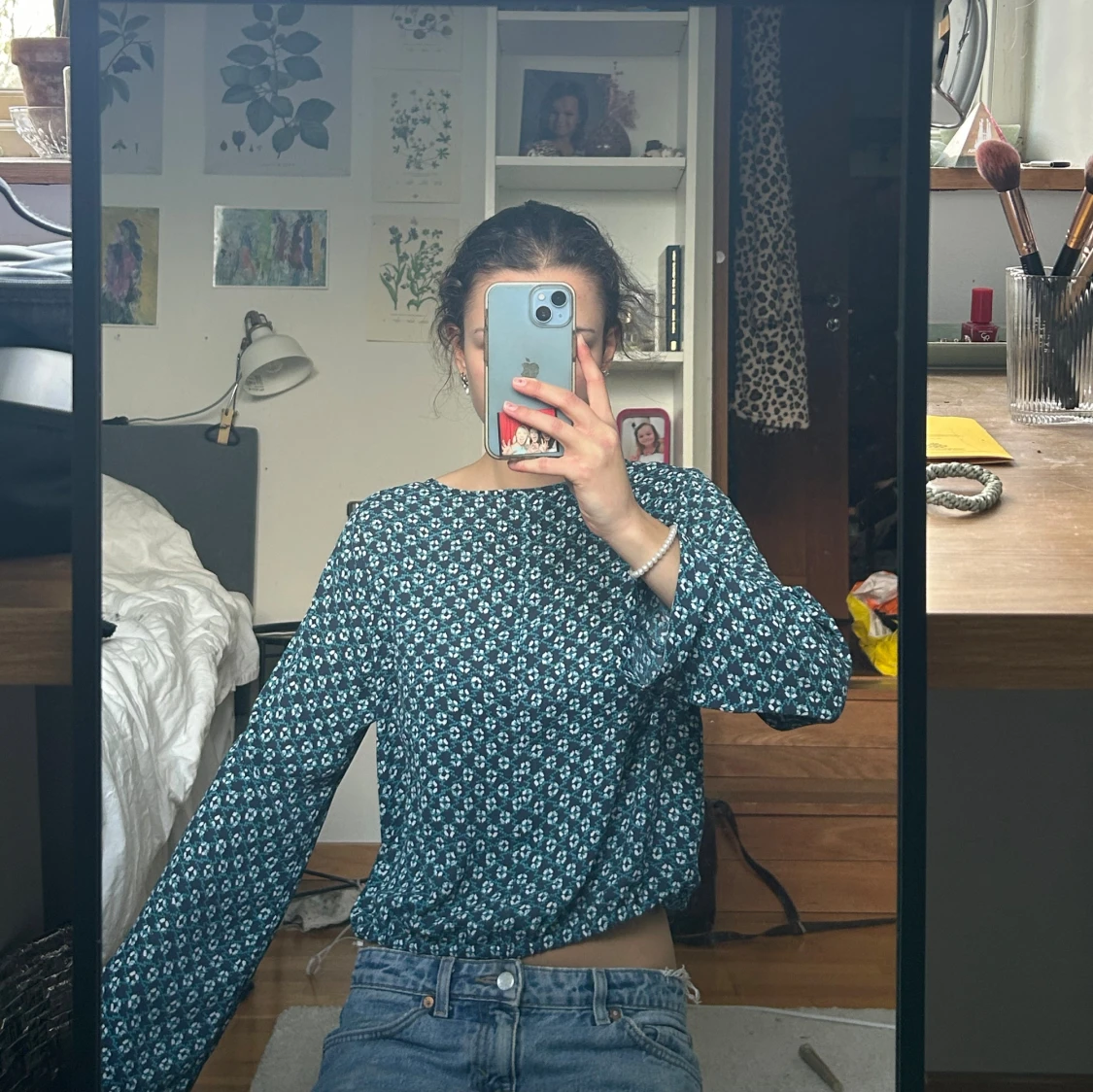 Blommig blå blus med v-ringning - 2