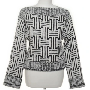 Svartvit stickad tröja från Lindex XS - Säljer en stickad tröja från Lindex i storlek XS. Tröjan har ett svartvitt mönster. Materialet är mjukt och grovstickat, perfekt för att hålla värmen under kyliga dagar🥰