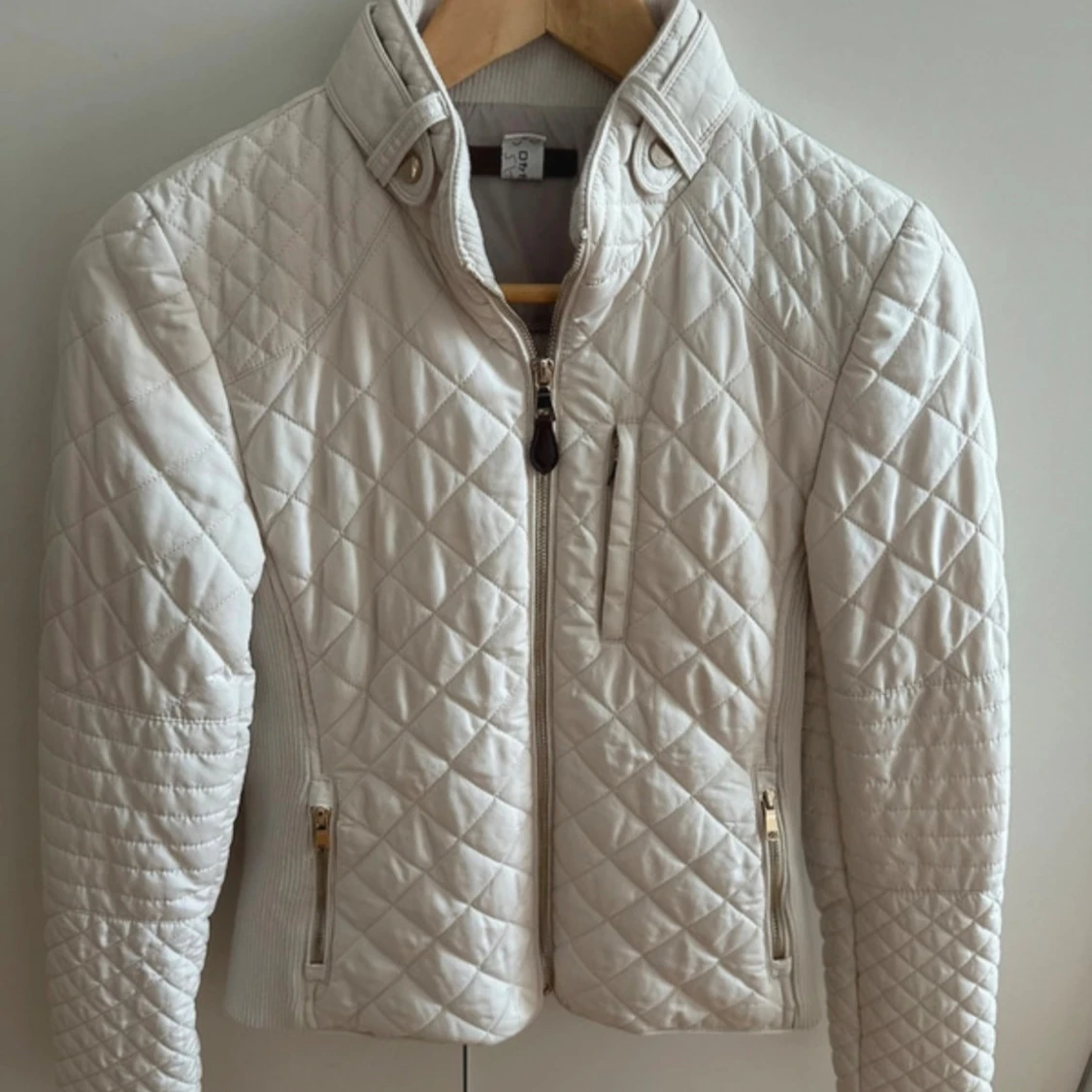 Creamvit quiltad jacka från Zara