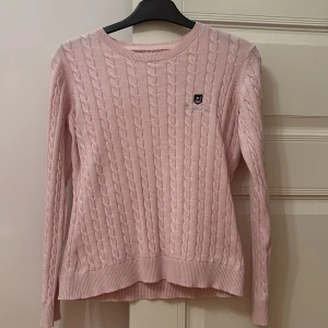 Ljusrosa kabelstickad tröja Bondelid - Supersöt ljusrosa kabelstickad tröja från Bondelid i storlek S. Tröjan är liten i sin storlek