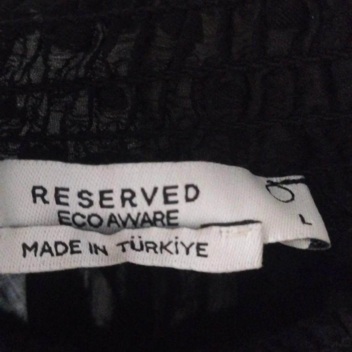 Svart prickig blus från Reserved - 2