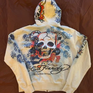 Cream Ed Hardy hoodie  - Vintage Ed Hardy hoodie med dragkedja 💛 Tryck och rhinestones på fram- och baksida 🫶 Passar storlek S-L 
