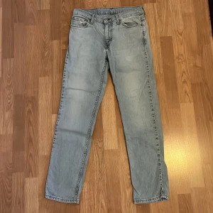 Levi's 511 ljusblå jeans  - Ljusblå Levi's 511 jeans. Jeansen har snygga slitningar vid fickorna. Perfekta för dig som gillar en avslappnad men ändå stilren look.  Tveka inte på att skriva ifall du undrar nåt!✨