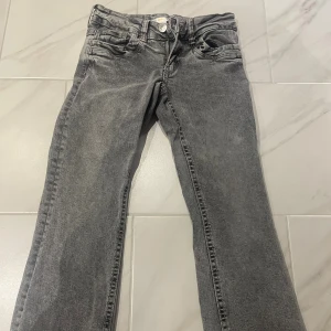 Grå jeansbyxor från Gina Tricot - Snygga grå jeansbyxor från Gina Tricot med klassisk femficksdesign och dragkedja. Jeansen har en utsväng passform. Använt 1 gång som ny. Säljer då jag inte har användning av. Köpte för 400 säljer för 280 pris kan diskuteras 