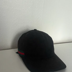 Gucci keps - Svart Gucci keps i bra skick