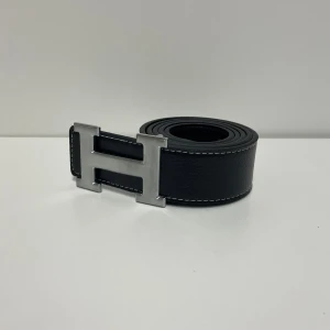 Herme’s Bälte - Hejsan, säljer ett helt nytt bälte aldrig tidigare använd. Storlek 110cm. Postar alltid inom 24h efter köpet. Skriv gärna om du har fler frågor.