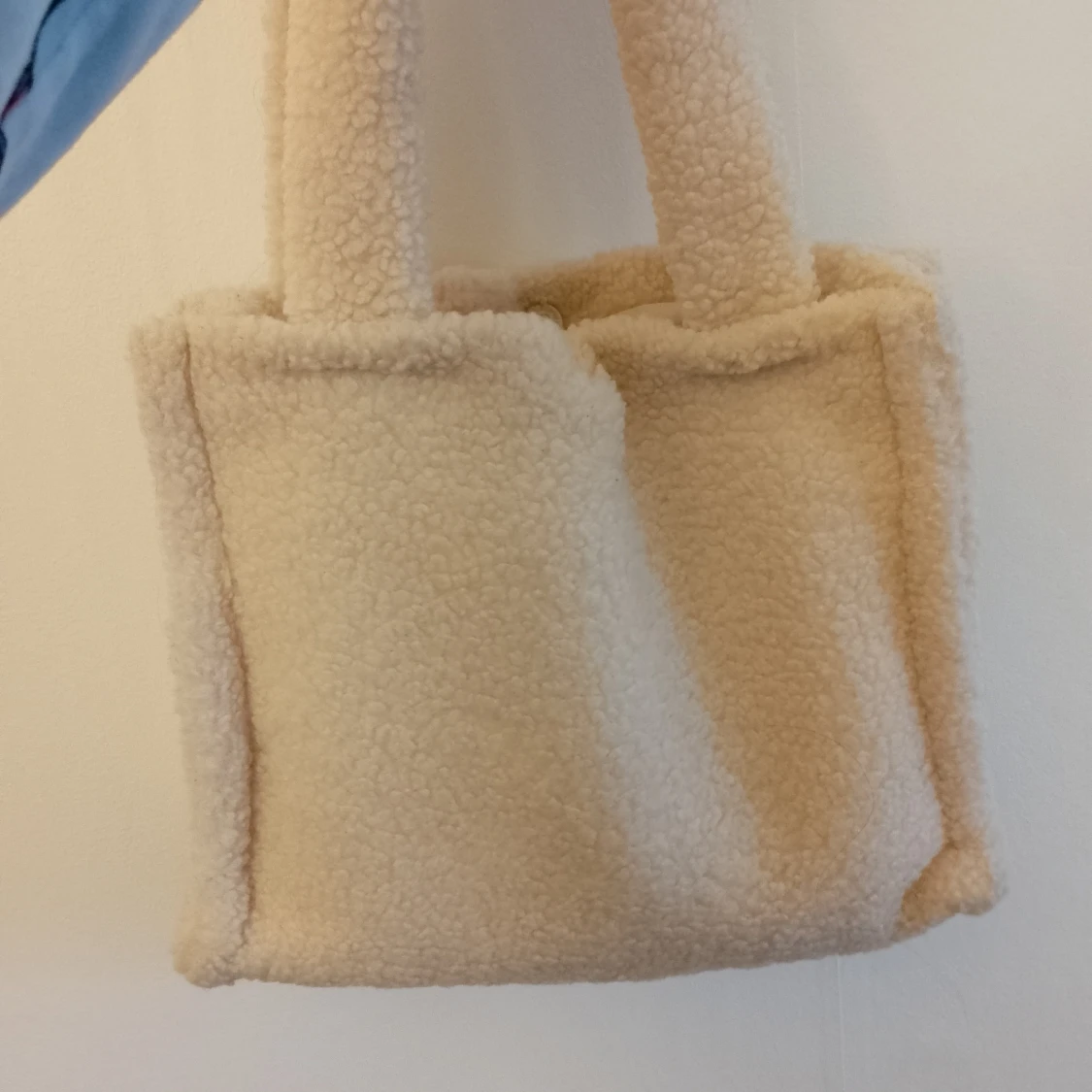 Beige fluffig axelväska med brodyr - 1