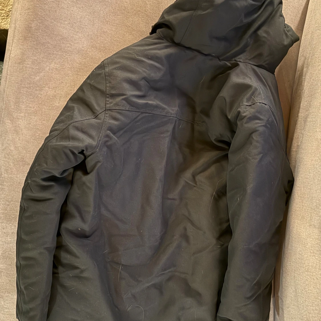 Svart pufferjacka från Tommy Hilfiger - 1