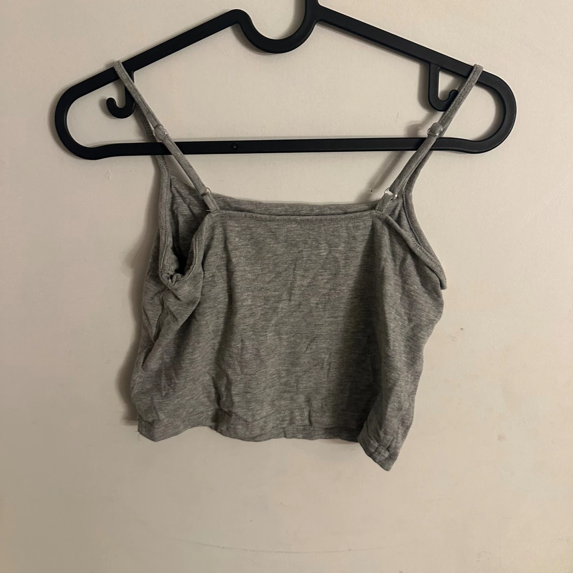 Grå croppad linnetopp med smala axelband - 1