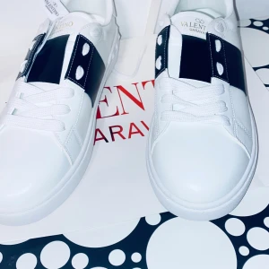 Valentino opens vit - Ett par valentino opens vita i storlek 43 helt nya aldrig använda. Pris går att diskutera.