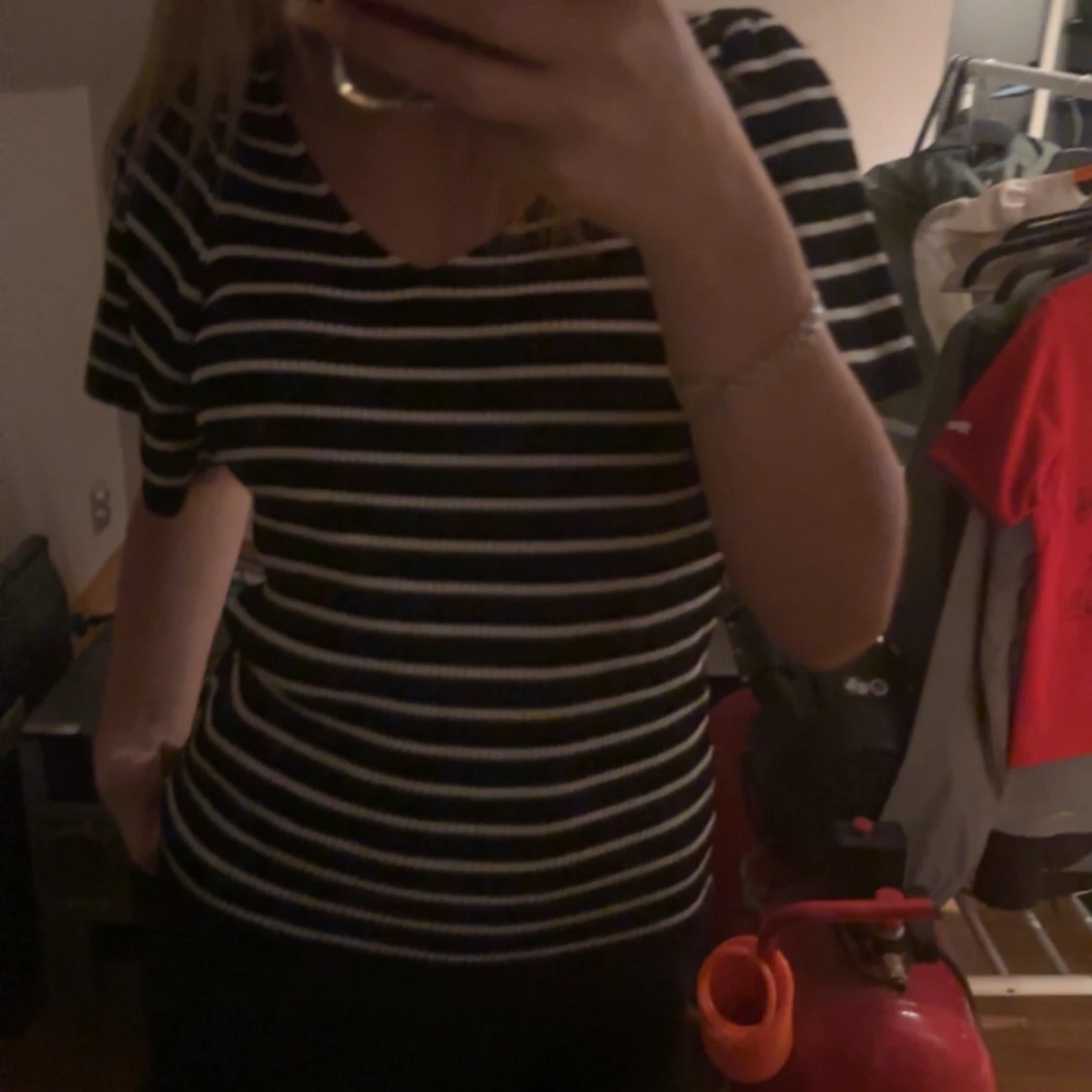 Svartvit randig blus med knyt - 2