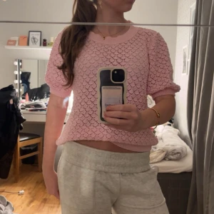 Rosa stickad blus från ONLY - Säljer en söt rosa stickad blus från ONLY i storlek XL men passar även mindre. Blusen har korta ärmar, rund hals och ett genombrutet mönster som ger en chill och feminin vibe. Perfekt till vår och sommar, och den är croppad för en trendig look.