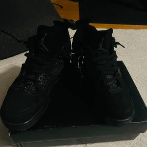 Nike Air Jordan 4 Retro Black Cat - Säljer ett par Nike Air Jordan 4 Retro Black Cat.Grymt snygga och ikoniska sneakers för dig som gillar streetstyle. Hör av er vid den minsta fundering. Mvh dinstil
