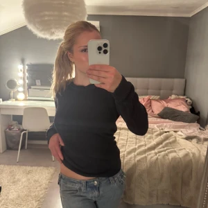 Svart stickad tröja  - Superfin Våffel Stickad tröja från VILA💗