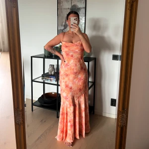 Adoore klänning  - Storlek 42 men passar mig som har 36/38. Helt ny och endast testad.