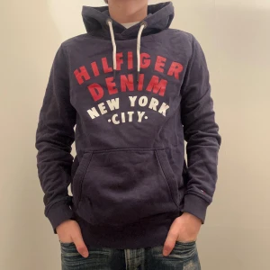 Hilfiger Denim hoodie - Modellen är 176 och väger 60 för referens. Skriv vid ytterligare frågor eller funderingar🤝