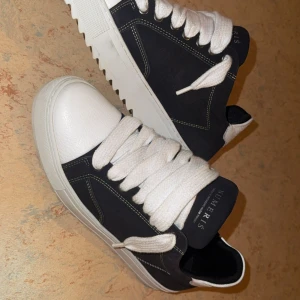 Numeris sneakers - Riktigt snygga och sköna skor från numeris. Säljer för jag behöver pengar. Använda max 5 gånger kvitto finns om man vill ha det