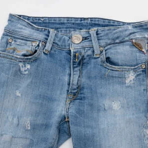 Replay ljusblå skinny jeans - Säljer ett par ljusblå skinny jeans från Replay med slitna detaljer och klassiska fem fickor. Jeansen har snygga slitningar framtill och bak, samt Replay-logga på fickan. Perfekt för dig som gillar en avslappnad och trendig look. Sitter som gjutet.