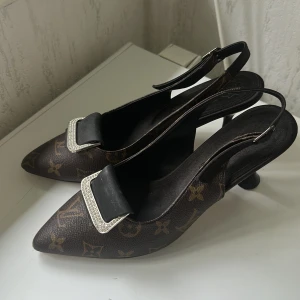 Bruna klackskor - Haft på mig bara en gång men är fortfarande i bra kvalité och rätt så bekväma!! (9 cm hög) 