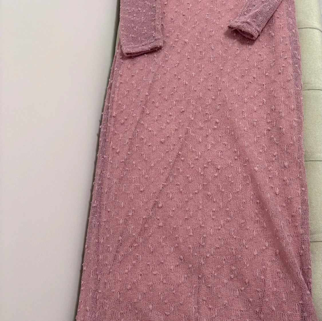 Rosa stickad långklänning med struktur