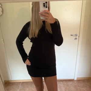 Svart stickad klänning  - En svart, stickad kortklänning från Boohoo med lång ärm och rund hals. Den sitter fint på mig som vanligtvis bär storlek M och är 170cm💕Aldrig använd!