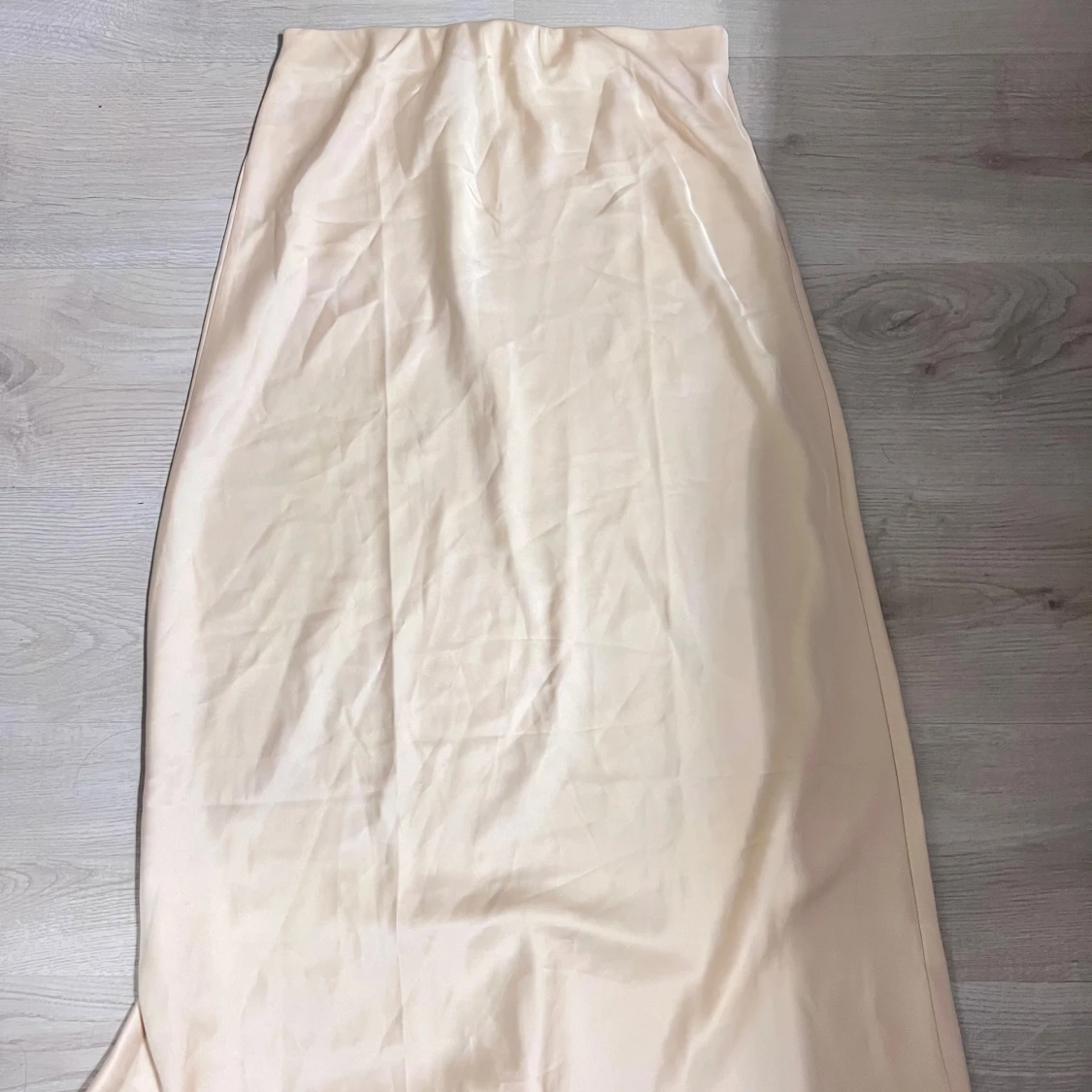 Ljusbeige långkjol i satin