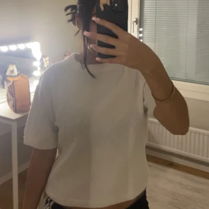 Vit stickad topp - Säljer en vit croppad stickad topp med korta ärmar och rund hals. Den är från HM och nypris är 175kr