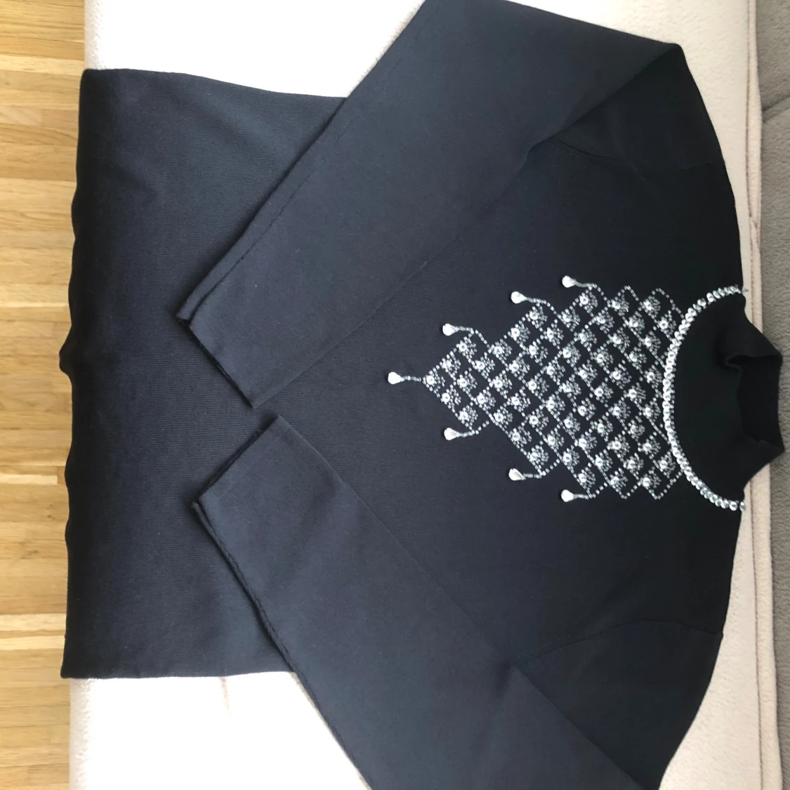 Svart polotröja med pärldetaljer - 1