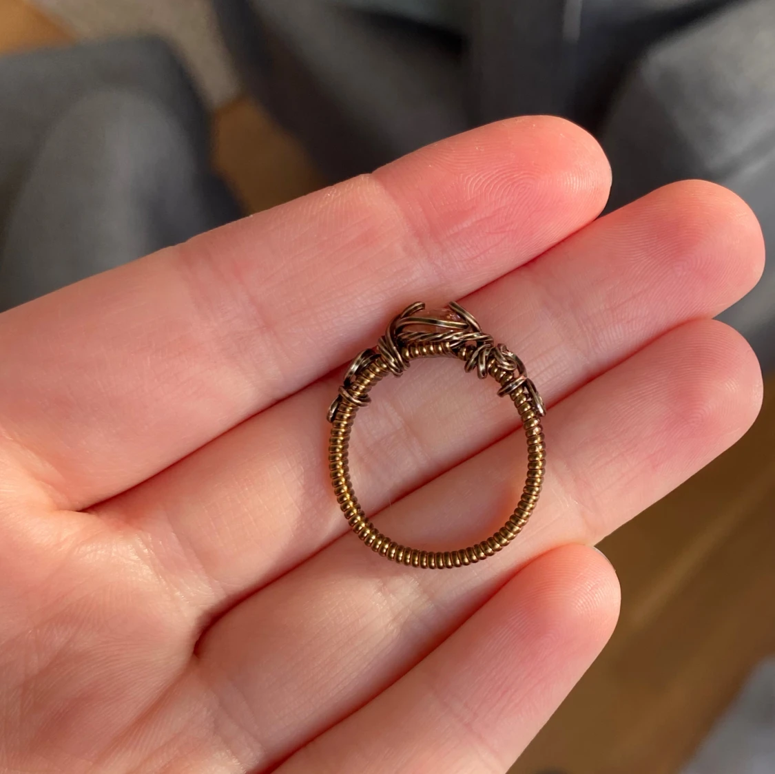 Handgjord ring med glittrig sten - 3