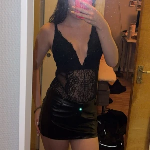 Svart spets body - Nyskick! Köpt här på vinted men passade tyvärr inte mig vid bysten😅❤️ passar någon med B eller C kupa, den är i storlek 42 men sitter som en XS-S! perfekt för utekväll eller fester!🥰❤️