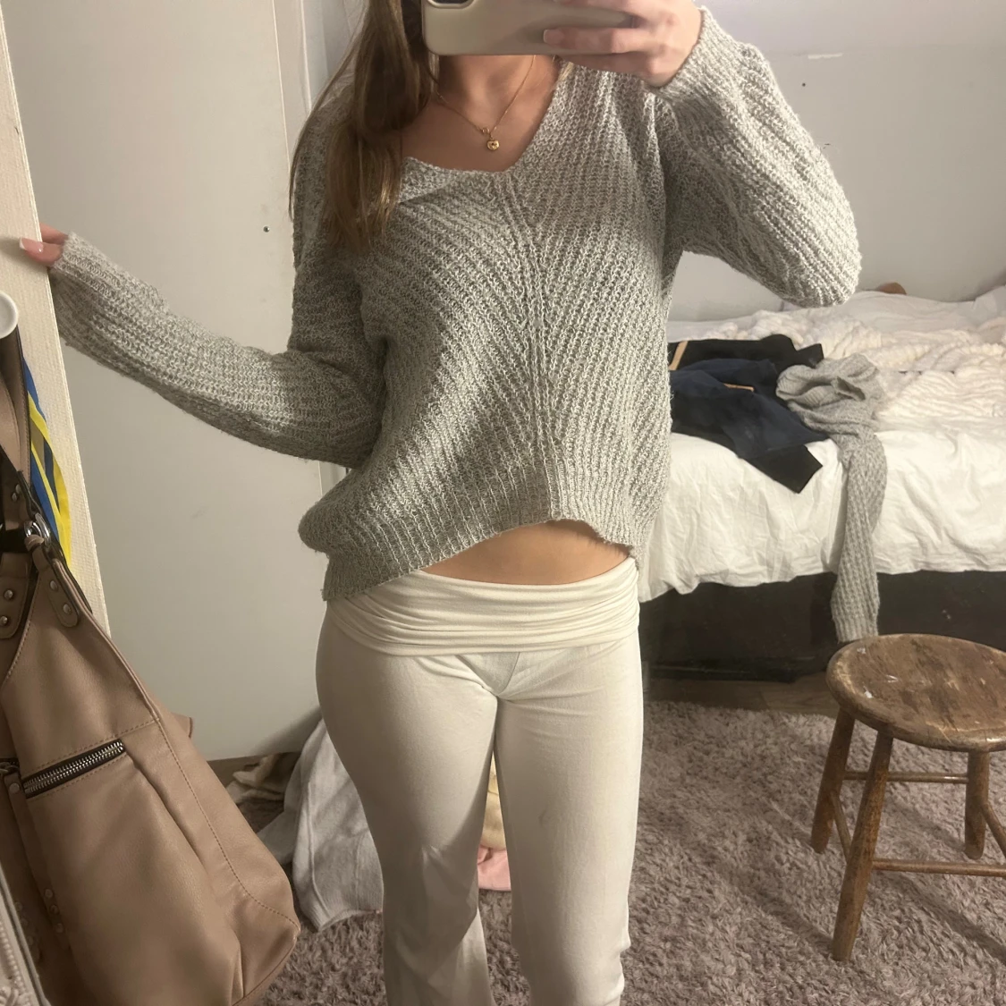 Grå stickad v-ringad tröja