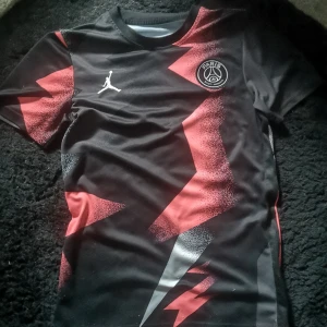 Psg Jordan t shirt  - Psg tröja tillverkad av Jordan lite använd fast inget farligt