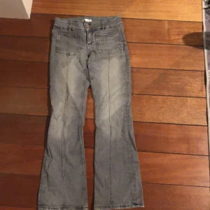 Grå bootcut jeans med fickor - Snygga grå jeans med bootcut passform och stora fyrkantiga fickor. Väldigt bra skick, hade passat till en 10-12årig tjej.