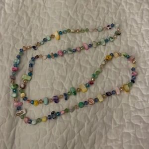 Färgglatt pärlhalsband - Långt halsband med pärlor i olika former och färger som blå, grön, rosa, gul och lila. Helt ny 