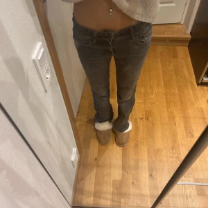 Gråa bootcut jeans låg midja - Säljer ett par gråa jeans med bootcut och låg midja från H&M 😇😇