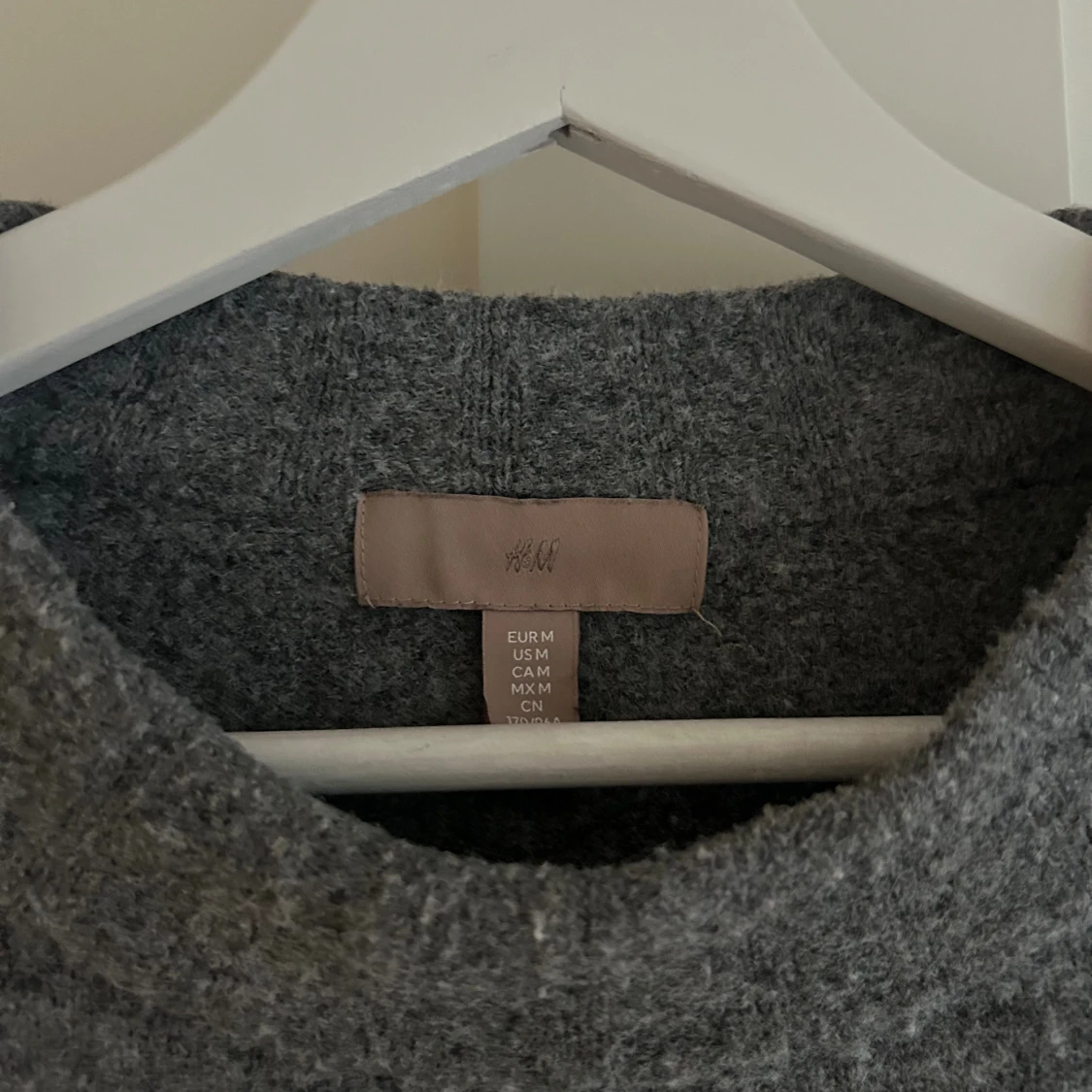 Mörkgrå stickad tröja från H&M - 2