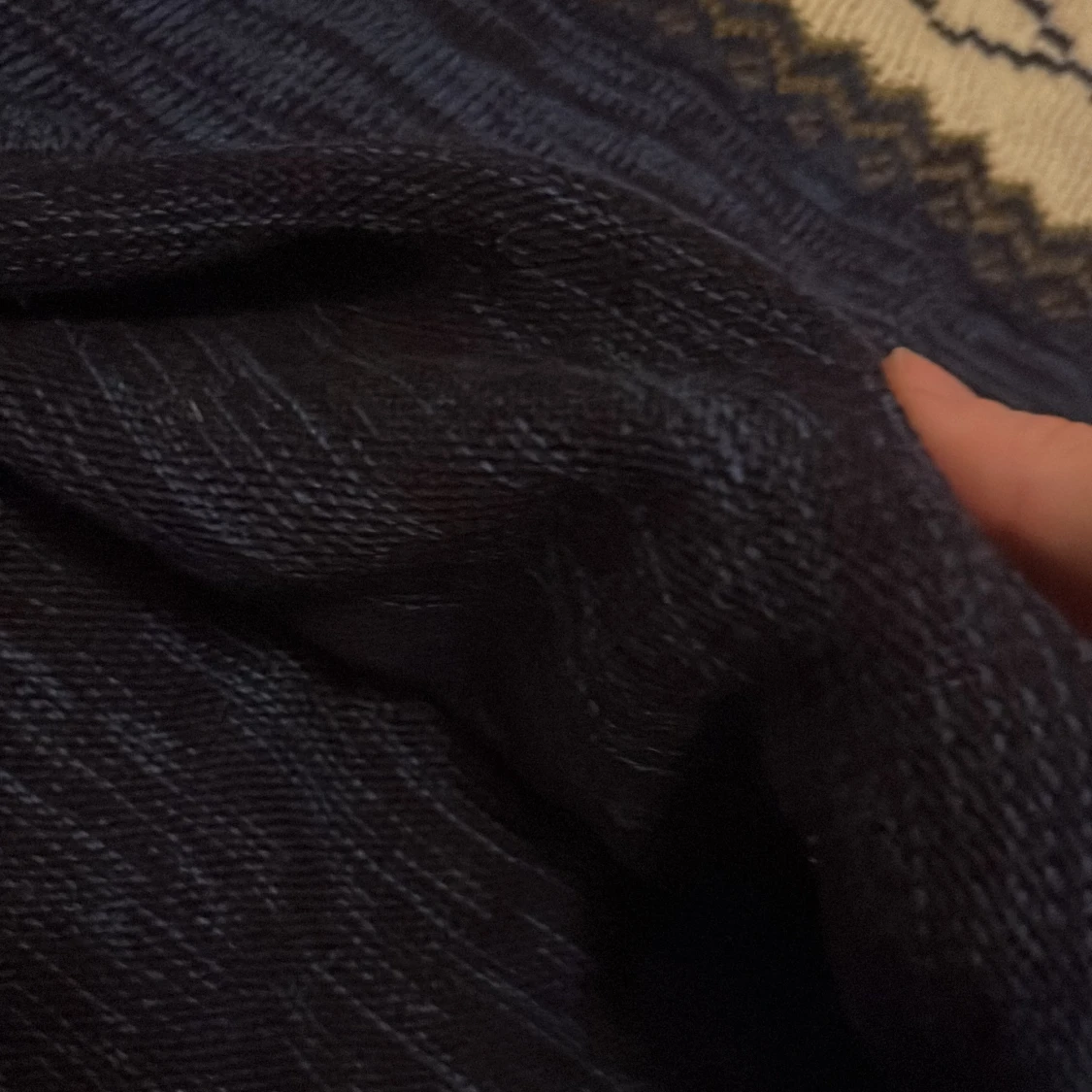 Mörkblå stickad tröja med mönster - 1