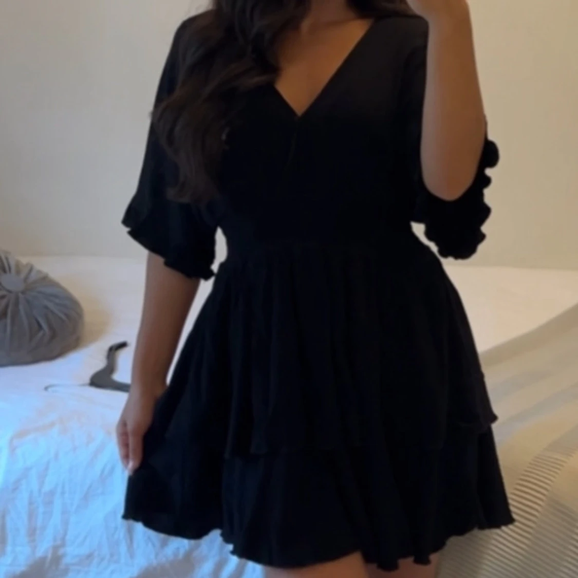 Svart volangklänning med v-ringning