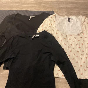 Toppar från H&M - Tre divided och basic långärmade toppar från H&M, två enfärgade svarta en vitfärgad blommig, 25kr/st 50kr för alla💕2 i storlek M en i XS💕