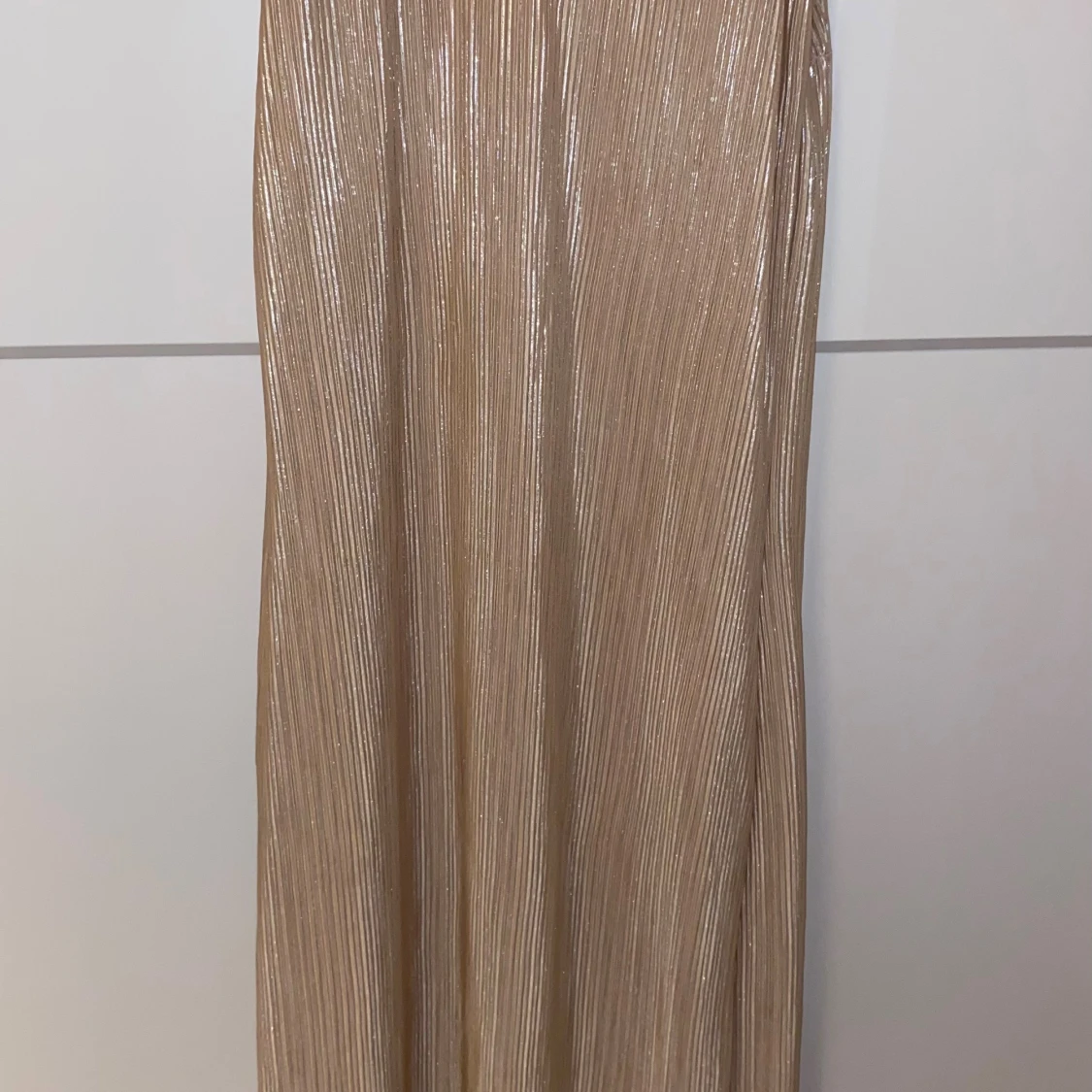 Champagnefärgad glittrig långklänning