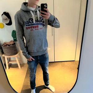 Superdry hoodie  - Säljer en grå hoodie från Superdry. Skicket är väldigt bra 9/10 skulle jag säga. Storlek S. Skriv vid frågor eller funderingar!