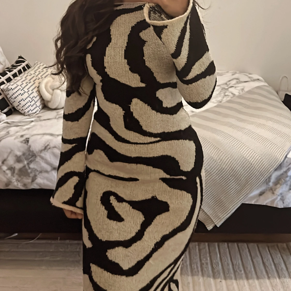 Beige och svart långärmad klänning