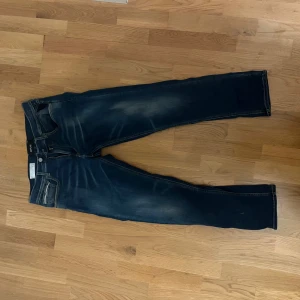 Replay Grover Hyperflex jeans blå - Snygga Replay Grover Hyperflex jeans i mörkblå tvätt med coola slitningar och klassiska kontrastsömmar. Modellen har raka ben, fem fickor och läderpatch bak. Stretchigt material för extra komfort och passform.