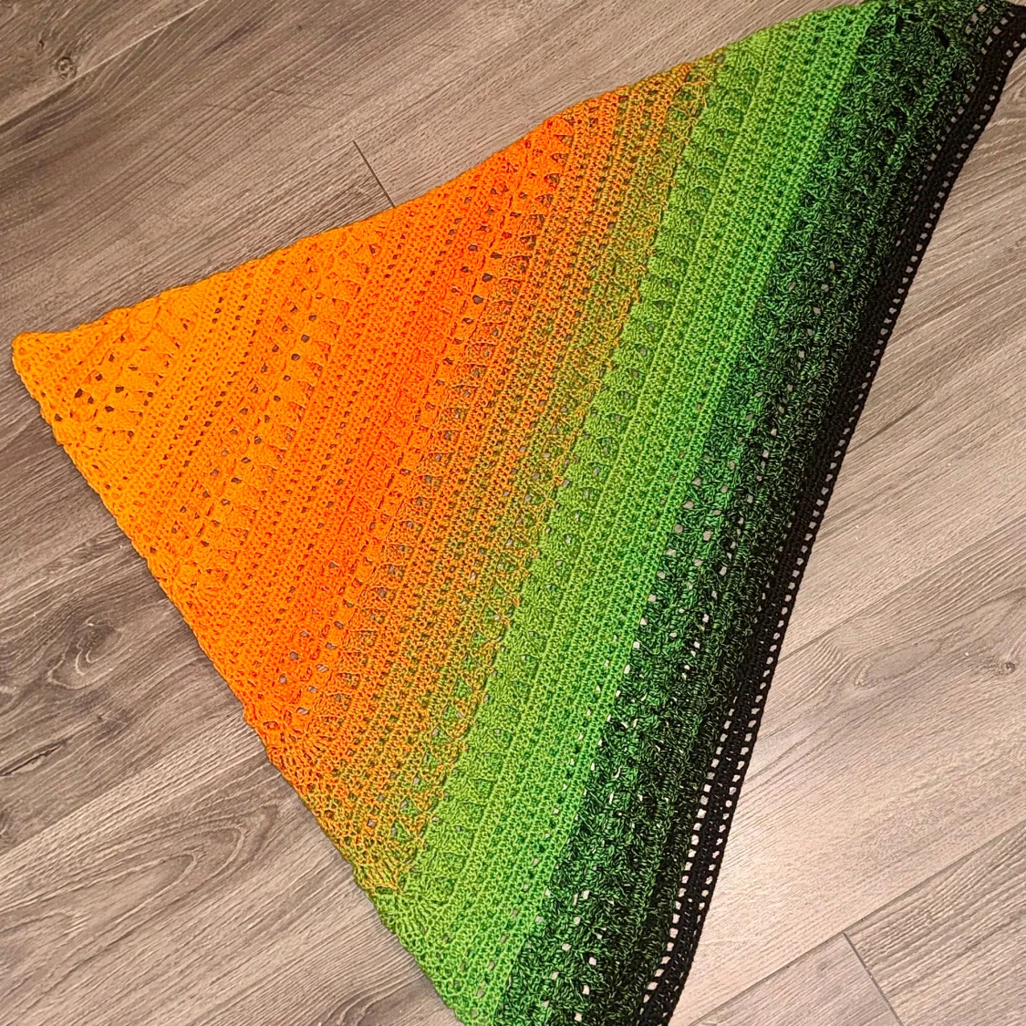 Färgglad virkad triangelsjal