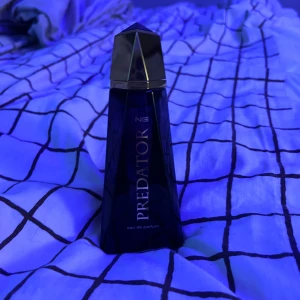 Parfym - En jättefin god parfym som luktar blommigt. Aldrig använd bara testat så den är helt full. 