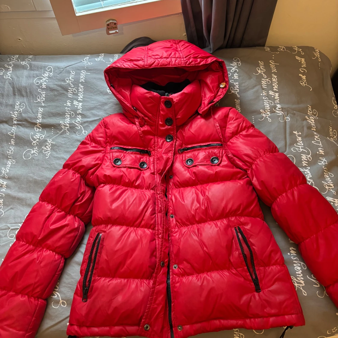 Röd pufferjacka med huva