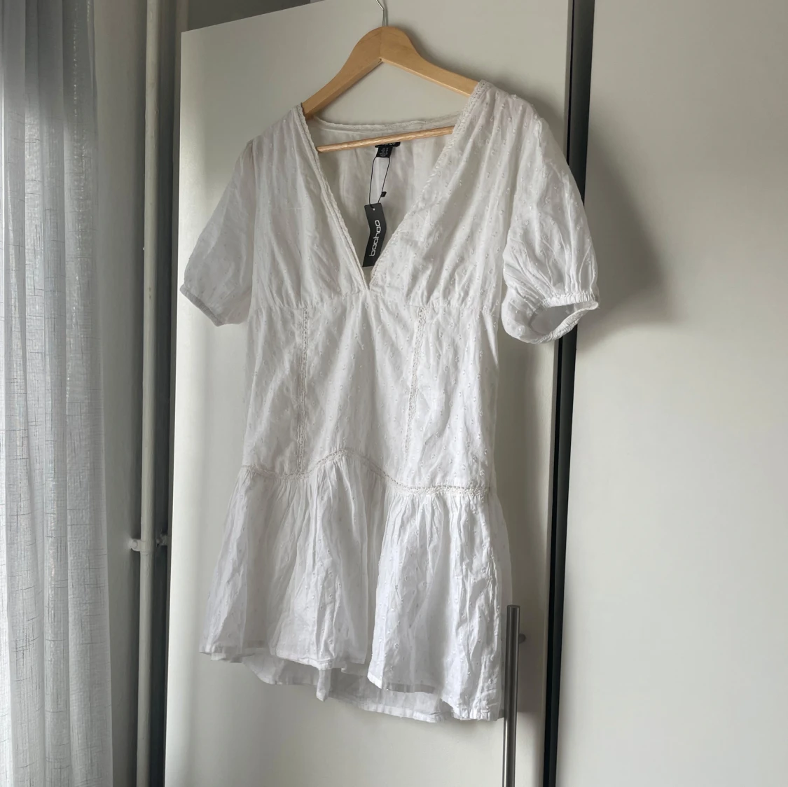 Vit klänning med v-ringning