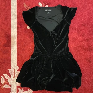 supersöt svart sammetsklänning urban outfitters! - supersöt svart sammetsklänning från Urban Outfitters med v-ringning, knyt framtill och kort ärm. OBS: ingen bild på då den har blivit för liten för mig😅